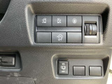 左右の電動スライドドア開閉スイッチです。運転席からも開閉操作が出来て便利です。