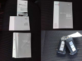取扱説明書やメンテナンスノートです。スマートキーも2つ揃っております。