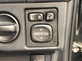 電動格納式ドアミラー付き。駐車場へ停めた時に、ボタン一つで左右のドアミラーをたたむ事ができます。