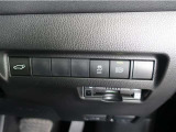 オートマチックハイビームとは、先行車や対向車のライトを認識し、ハイビームとロービームを自動で切り替える機能です。夜道の視界を確保します。詳細は販売店スタッフまでおたずねください。