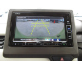 バックカメラの画像です。ガイドラインがスムースな車庫入れをサポートいたします。車庫入れの安心感がアップしますね。