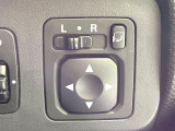 【電動格納ミラー】サイドミラーは電動格納式となっており、狭い駐車場でもキズがつくリスクを抑えられます。