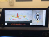 真上から見下ろしたような視点で車とその周囲を確認出来る画面と、車両後方を映し出すバックモニター画面の2つを表示してくれます。
