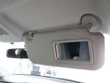 運転席・助手席共にミラー付きサンバイザーになっております。メイク直しや、シェービング時には便利です。