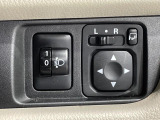 【電動格納ミラー】サイドミラーは電動格納式となっており、狭い駐車場でもキズがつくリスクを抑えられます。