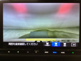 【バックカメラ】運転が苦手な方も車庫入れラクラクです!ギアをリバースに入れれば自動的に切り換わりますので、面倒な操作は不要です♪狭い駐車場もお車を傷つけず安心ですね!