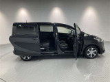 両側パワースライドドア付きだから、狭い駐車スペースなどでの 乗り降りラクラク!小さなお子さまのいるご家庭には嬉しい装備。