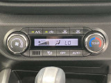 オートエアコンは温度を設定するだけで、自動で風量などを設定してくれます。運転しながら操作も必要ないので、安全性も向上します。