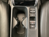 運転席からも助手席からも自由に使えるドリンクホルダー付。
