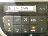 【オートエアコン】一度お好みの温度に設定すれば、車内の温度を検知し風量や温度を自動で調整。暑い&hellip;寒い&hellip;と何度もスイッチ操作をする必要はありません。快適な車内空間には必須の機能ですね♪