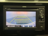 バックでの車庫入れも安心です! リアカメラが付いているバックモニター付のディスプレイオーディオを装備しております。操作線もついており距離感も画面から確認できます。