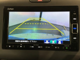 リバースギアに入れるだけで後方の表示へ切り替わります。夜間や雨の日の駐車も楽になりますよ。