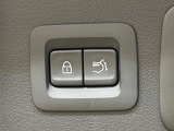 【パワーバックドア】スマートキーや運転席のボタンを押すだけでリアゲートが自動で開閉します!荷物を持っている時や、高い位置にあるバックドアを閉める際に便利な機能です♪