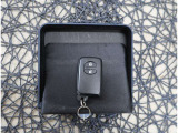 【スマートキー】キーをバッグやポケットに入れたままでもドアロックの開閉が出来るほか、エンジンキーを挿さなくてもエンジンスタートストップが出来ます。