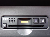 ■【ETC車載器】が装備されています。セットアップをしてお渡しとなり、ETCカードを差し込むだけで高速道路の利用が可能です。