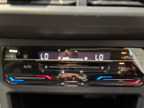 2ゾーンフルオートエアコンを装備。運転席と助手席、それぞれ独立して温度の設定ができます。