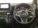 【ハンドル】運転にかかわる様々な操作を安全に行えるように視点移動が少なく操作性に配慮されたスイッチ類が凝縮されたコックピットです。