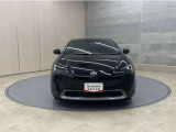 お車購入のポイントとなるフロントマスクです!シャープな目つきが印象的なデザインのヘッドランプです。