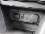 CD/DVD再生プレーヤーとフルセグTVチューナーは非搭載ですが、USB端子やAUX端子は備えています。