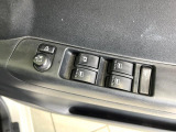 【電動格納ミラー】サイドミラーは電動格納式となっており、狭い駐車場でもキズがつくリスクを抑えられます。