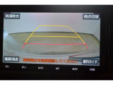 バックモニター付き。車両後方の映像が画面に表示されるので、車庫入れが苦手な人も安心です。ただし、目視確認もお忘れなくお願いいたします。