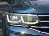 LEDマトリックスヘッドライト「IQ.LIGHT」。対向車や先行車を検知し、LEDを個別制御。まぶしさを抑えながら、夜間の視界をしっかり確保します。