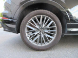 全車両に標準装備の純正アルミホイールは、純正ならではのバランスの良いデザインと、走行安定性をお楽しみ頂けます。
