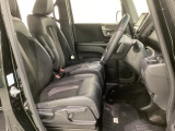 女性でも運転がしやすいように、シートの高さ調整機能(シートリフター)がついています。運転席と助手席の間が空いている為、助手席側への移動がスムーズです。交通量の多い道でも助手席側から乗り降りができます。