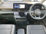 ガラスエリアが広く見晴らしのいいインテリア。明るい室内で気分も良く、運転も安心です。