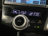 【オートエアコン】一度お好みの温度に設定すれば、車内の温度を検知し風量や温度を自動で調整。暑い&hellip;寒い&hellip;と何度もスイッチ操作をする必要はありません。快適な車内空間には必須の機能ですね♪