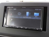 ナビはPanasonic社製のストラーダ。7V型ワンセグ内蔵、AM/FM、CD再生、Bluetooth Audio、ハンズフリー通話などに対応します。