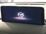 【10.25インチマツダコネクト】車内の雰囲気にマッチした大型ディスプレイ。スマホ接続でのナビ使用やBluetooth再生等、様々な機能が楽しめます。直感的なダイヤル操作が可能で、使い勝手も良好です。