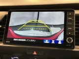 リバースギアに入れるだけで後方の表示へ切り替わります。夜間や雨の日の駐車も楽になりますよ。