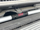 【STIタワーバー】お車の剛性を高めるタワーバーを装備。よりスムーズなコーナリング走行が可能となり、走りも楽しめます。