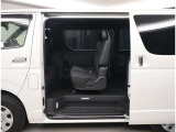 リアシートは可倒式になっていますので、長いお荷物も収納できます!!