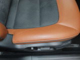 運転席の電動パワーシートとシートメモリーも付いています。
