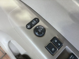 狭い駐車場で便利な電動格納ドアミラーが付いています。