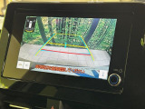 【バックカメラ】駐車時に後方がリアルタイム映像で確認できます。大型商業施設や立体駐車場での駐車時や、夜間のバック時に大活躍!運転スキルに関わらず、今や必須となった装備のひとつです!