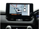 サイドクリアランスビュー表示中に、旋回時の運転操作に合わせて自動で車両を斜め後方から見たような映像を表示。