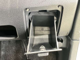 運転席横に小物が入れれる収納スペースがあります
