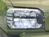 【LEDヘッドライト】悪天候や夜間走行時も良好な視界を確保し安心して運転できる高輝度LEDヘッドライトを装備!点灯速度が早く、消費電力も抑えられています。