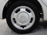 ホイールは車のデザインにマッチした専用タイプです。