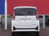 さらに、インテリジェント エマージェンシーブレーキ、踏み間違い防止アシスト、VDC、LDW(車線逸脱警報)、標識検知機能、先行車発信のお知らせ、ハイビームアシストなど標識安全装置が充実しています。