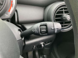 オリジナルサービスもついたMINI自動車保険も取り扱っております。MINI自動車保険にご加入いただくと、万一のトラブルを24時間365日サポートするエマージェンシー・サービスの〈プレミアム〉をご利用いただけます。