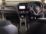 車内は光触媒抗菌消臭施工済です。インパネ周りはスタイリッシュなデザインです。グローブボックスやカップホルダーのほかにトレーなどたくさんの収納スペースが付いています。