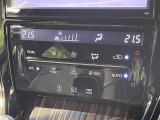 【左右独立型フルオートエアコン】運転席と助手席でそれぞれお好みの温度に設定可能。同乗者にも配慮した、快適な空調をお届け致します。