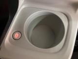 ホットドリンクをちょうどいい温度でキープしてくれる保温機能付きのホッとカップホルダーは軽初の装備!運転席と助手席に装備♪