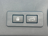 【パワーバックドア】スマートキーや運転席のボタンを押すだけでリアゲートが自動で開閉します!荷物を持っている時や、高い位置にあるバックドアを閉める際に便利な機能です♪