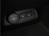 リアシートにもシートヒーターを装備。4席全てで独立した調整が可能です。