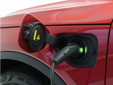 コンセントタイプ(3kW)やウォールボックスタイプ(6kW)の充電器を用いて、ご自宅で簡単充電。一般的な家庭用の200V交流充電ケーブルでは、約8時間で80%まで充電!1時間あたり7~14kmを走行できる電力を充電できます。